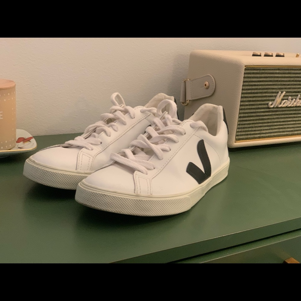 Veja Snickers size 8 US